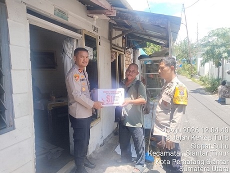Kapolsek Siantar Timur IPTU Edy J.J. Manalu SH. MH memberikan bantuan sembako kepada Bapak Maktuf Sirait