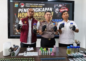 Direktur Reserse Narkoba Polda Sumut Kombes Pol. Andy Arisandi, bersama Kabid Humas Kombes Pol. Dr. Ferry Walintukan saat paparan home industri vape narkoba. (Foto Ist)