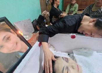 Yestin Laia ibu kandung Winda Lauren Gowasa mantan istri polisi diduga bunuh diri memakai senpi meratapi penuh tangis jasad putrinya. (Foto Romulo Sinaga/ jurnalx.co.id)
