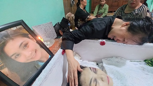 Yestin Laia ibu kandung Winda Lauren Gowasa mantan istri polisi diduga bunuh diri memakai senpi meratapi penuh tangis jasad putrinya. (Foto Romulo Sinaga/ jurnalx.co.id)