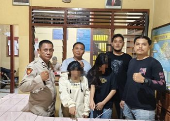 Pelaku M dan LSP beserta barang bukti saat diamankan di Polsek Gunung Malela