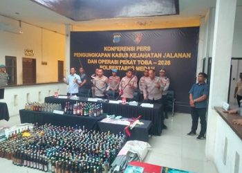 Kapolrestabes Medan Kombes Pol. Dr. Jean Calvijn Simanjuntak, S.I.K. M.H memaparkan capaian pengungkapan kejahatan jalanan selama 300 hari kerja sekaligus hasil Operasi Pekat Toba 2026. (Foto Ist)
