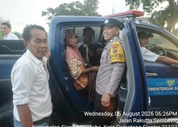 Bhabinkamtibmas Kelurahan Nagapita Aiptu Reynold Budiman Purba respon cepat membantu membawa warga ke Pusat Rehabilitasi