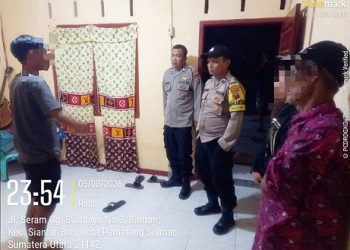 Personil piket Polsek Siantar Barat AIPTU Isdianto, AIPDA Julham E. Saragih dan AIPTU H. Trisandi saat cek TKP dugaan tKDRT di Jalan Seram Bawah Gang Swadaya