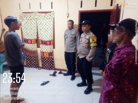 Personil piket Polsek Siantar Barat AIPTU Isdianto, AIPDA Julham E. Saragih dan AIPTU H. Trisandi saat cek TKP dugaan tKDRT di Jalan Seram Bawah Gang Swadaya