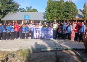 Kanit Kamsel IPDA Serly Tarigan bersama personil memberikan himbauan dan edukasi lalu lintas di SMP Negeri 9