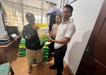Kanit Intel Ipda W. F Munthe memberikan beras SPHP yang dibeli warga