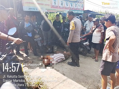 personil piket Polseķ Siantar Martoba respon cepat melakukan pengecekan TKP adanya warga tidak sadarkan diri di Jalan Darussalam