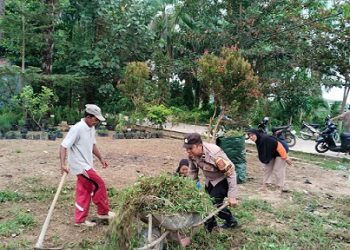 Bhabinkamtibmas Kelurahan Bah Sorma AIPDA Fadlan Fahmi S.H bersama warga membersihkan tempat perlombaan dan hiburan Perayaan HUT Kemerdekaan Republik Indonesia (RI) Ke 81 di Jalan Nurul Huda Blok III