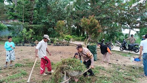 Bhabinkamtibmas Kelurahan Bah Sorma AIPDA Fadlan Fahmi S.H bersama warga membersihkan tempat perlombaan dan hiburan Perayaan HUT Kemerdekaan Republik Indonesia (RI) Ke 81 di Jalan Nurul Huda Blok III