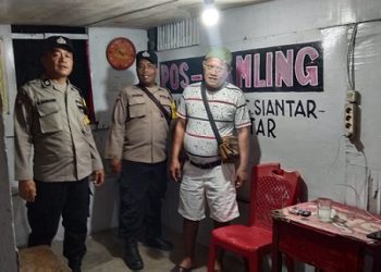 Bhabinkamtibmas AIPTU Hotlan Damanik dan AIPTU Yunus Sembiring melaksanakan SALING (Sapa Siskamling) di Pos Kamling jalan Tanah Jawa