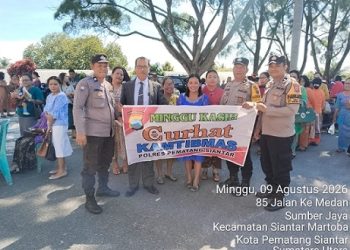 Bhabinkamtibmas AIPTU J. Hutauruk, AIPDA Abdul Malik dan AIPDA Fadlan Fahmi melaksanakan kegiatan Minggu Kasih Curhat Kamtibmas di Gereja HKBP Bombongan