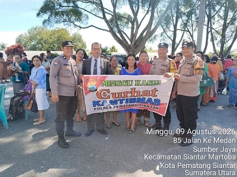 Bhabinkamtibmas AIPTU J. Hutauruk, AIPDA Abdul Malik dan AIPDA Fadlan Fahmi melaksanakan kegiatan Minggu Kasih Curhat Kamtibmas di Gereja HKBP Bombongan