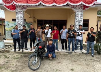 Pelaku R diapit Kanit Jatanras IPDA B. Situngkir SH bersama Tim dan Unit Reskrim Polsek Bosar Maligas 