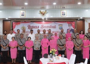 Kapolres Pematangsiantar AKBP Sah Udur TM Sitinjak SH. SIK. MH dan Wakapolres Kompol Budiono Saputro SH MH photo bersama ke lima pejabat yang disertijab