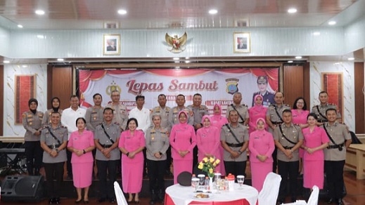 Kapolres Pematangsiantar AKBP Sah Udur TM Sitinjak SH. SIK. MH dan Wakapolres Kompol Budiono Saputro SH MH photo bersama ke lima pejabat yang disertijab