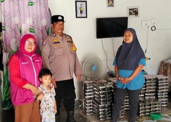 Bhabinkamtibmas Kelurahan Nagapitu AIPTU S. Ambarita pendampingan distribusi MBG di Posyandu Jalan Madrasah