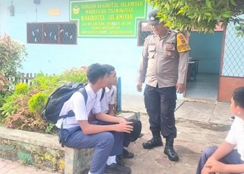 Bhabinkamtibmas AIPDA Ijon Rotuah Saragih melaksanakan sambang di sekolah MTS Khoirottul Islamiyah,