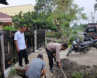 Bhabinkamtibmas Kelurahan Sigulang gulang AIPTU Yunus Sembiring melaksanakan gotong royong bersama Lurah Sigulang gulang Andoharman Saragih dan warga di Jalan Bah Biak Kiri