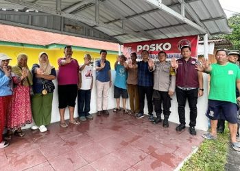 KBO Sat Resnarkoba IPDA Ganda Sinaga SH dan Kanit 2 IPDA Froom Pimpa Siahaan SH saat sosialisasi bahaya narkoba kepada warga Kelurahan Banjar