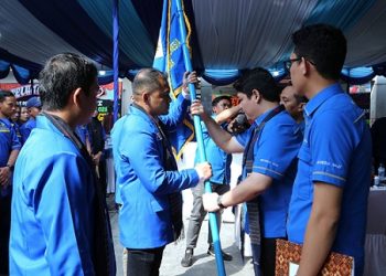 Ketua DPD KNPI Kota Pematangsiantar Masa Bakti 2026-2029 Arif Harahap saat dilantik dengan menerima bendera pataka organisasi IPK dari 