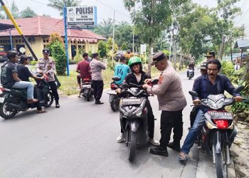 Polsek Siantar Martoba Bagikan Bendera Merah Putih kepada Masyarakat Sambut HUT Kemerdekaan RI Ke 81