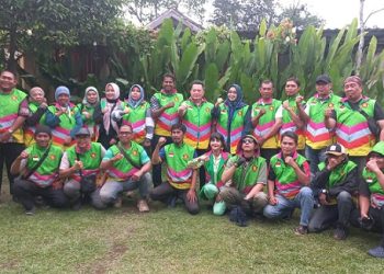 Ketua DPP Komando Ojol Indonesia Raya (Kojira) Rudi Zulham Hasibuan berfoto bersama jajaran pengurus dan anggota. (Foto Ist)