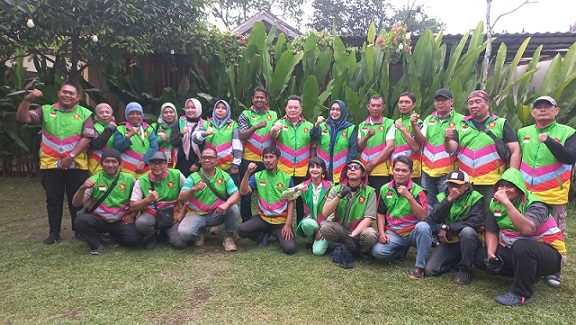 Ketua DPP Komando Ojol Indonesia Raya (Kojira) Rudi Zulham Hasibuan berfoto bersama jajaran pengurus dan anggota. (Foto Ist)