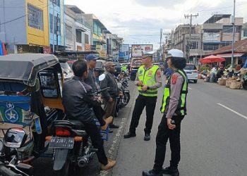 Kasat Lantas AKP Simon E. Simatupang S.H. M.H. ,CPHR didampingi Kanit Kamsel IPDA Serly Tarigan Sosialisasi Kamseltibcarlantas kepada Para Pengendara Betor