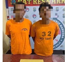 Kedua pelaku terduga pengedar dan barang bukti