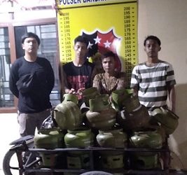 Kedua terduga pelaku dan barang bukti diamankan di Polsek Bandar Huluan