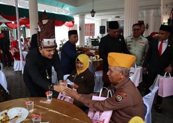 Wali Kota Tebing Tinggi, H. Iman Irdian Saragih temui veteran disela sela upacara