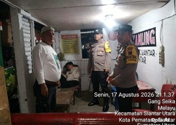 Bhabinkamtibmas AIPTU H.E. Pane dan AIPDA M. Nurday melaksanakan SALING (Sapa Siskamling) di Pos Kamling Melayu Jalan Tanah Jawa