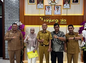 Wali Kota Tanjungbalai Mahyaruddin Salim saat menerima kunjungan Siti Rafiqah Zahirah Panjaitan