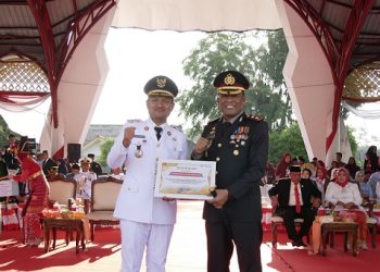 Wali Kota Tanjungbalai Mahyaruddin Salim Serahkan Penghargaan Bidang Ketahanan Pangan Kepada Kapolres Tanjungbalai Mahyaruddin Salim 