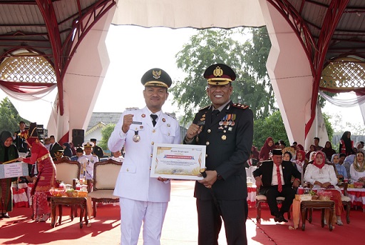 Wali Kota Tanjungbalai Mahyaruddin Salim Serahkan Penghargaan Bidang Ketahanan Pangan Kepada Kapolres Tanjungbalai Mahyaruddin Salim