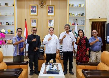 Wali Kota Pematangsiantar Wesly Silalahi SH MKn menerima audiensi Panitia Sudirman Cup 7 dan Panitia Pesta Olob Olob 123 Resort Siantar GKPS Jalan Sudirman