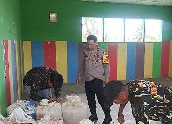 Bhabinkamtibmas Kelurahan Merdeka AIPTU Jerry Adrian melakukan pendampingan penjualan jagung petani binaan ke Bulog Cabang Pematangsiantar