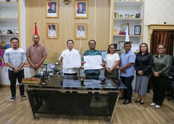 Wali Kota Pematangsiantar Wesly Silalahi SH MKn dan Rektor UHKBPNP Dr Muktar B Panjaitan MPd Penandatanganan Kesepakatan Bersama