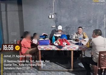Bhabinkamtibmas 1AIPTU U. Hutagalung, AIPTU G. Sinaga dan AIPDA V. Saragih melakukan pengecekan TKP penarikan paksa sepedamotor