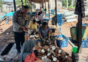 Bhabinkamtibmas Kelurahan Kapias Pulau Buaya, Bripka Walmansyah Putra Sitorus turun langsung ke tengah masyarakat melalui kegiatan Cooling System dan Sambang Door to Door System (DDS) di Jalan Sipori-Pori
