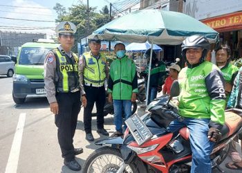 Personil Sat Lantas saat berikan himbauan kepada Driver Ojol di Jalan Sutomo