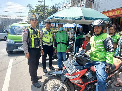 Personil Sat Lantas saat berikan himbauan kepada Driver Ojol di Jalan Sutomo