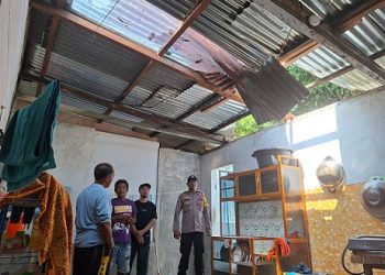 Bhabinkamtibmas Kelurahan Martoba AIPDA M. Nurday gerak cepat melakukan pengecekan rumah warga yang rusak diterjang angin kencang di Jalan Singosari Gang Demak