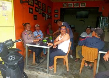 Bhabinkamtibmas Kelurahan Nagapitu AIPTU S. Ambarita melaksanakan kegiatan sambang kamtibmas kepada warga Jalan Medan Gang Bajigur