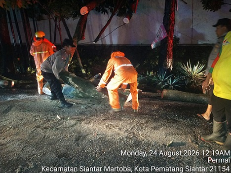 Personil piket Polsek Siantar Martoba pembersihan pohon tumbang di Jalan Medan