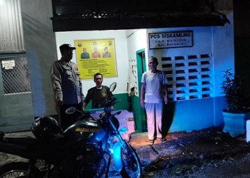 piket Bhabinkamtibmas Aiptu Deddy Syam SH dan Aiptu R P Damanik melaksanakan SALING (Sapa Siskamling) di Pos Kamling jalan Wahidin