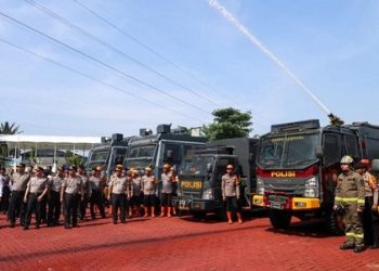 Kapolda Sumut Irjen Pol Whisnu Hermawan Februanto mengecek kesiapan personil, peralatan hingga kendaraan menghadapi situasi tanggap darurat penanganan kebakaran hutan dan lahan (karhutla) di Sumut (Foto Ist)