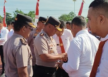Kapolres Simalungun AKBP Marganda Aritonang, S.H. S.I.K. M.M Cek HP Personel Antisipasi Judi Online dan Pinjol