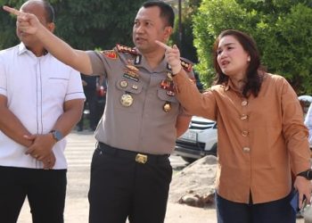 Kapolrestabes Medan Kombes Pol. Dr. Jean Calvijn Simanjuntak, S.I.K. M.H didampinggi Ketua Bhayangkari Cabang Kota Besar Medan Ny. Nelly Calvijn S saat menyambangi TK Kemala Bhayangkari 03 Medan di Jalan H. Misbah, Kelurahan Jati, Kecamatan Medan Maimun. (Foto Ist)